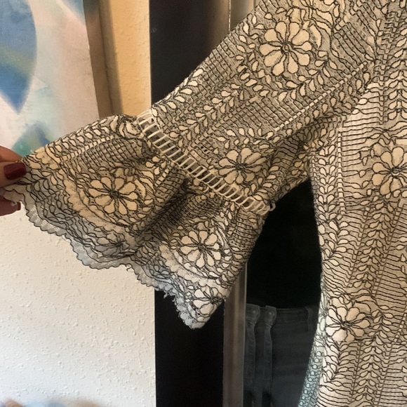 One One Six woman’s dress. Black and white lace size small - Picture 3 of 9